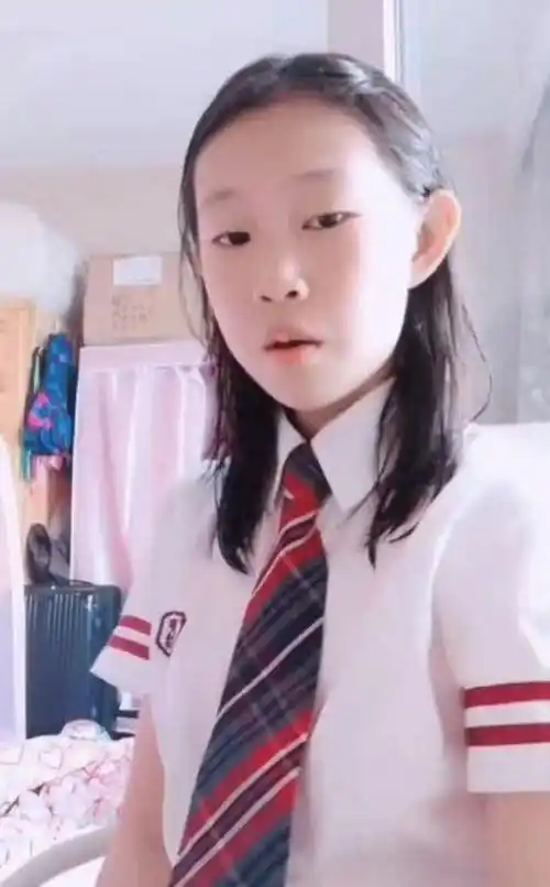 小沈阳12岁女儿近照曝光自信唱英文rap表情丰富五官超像爸爸