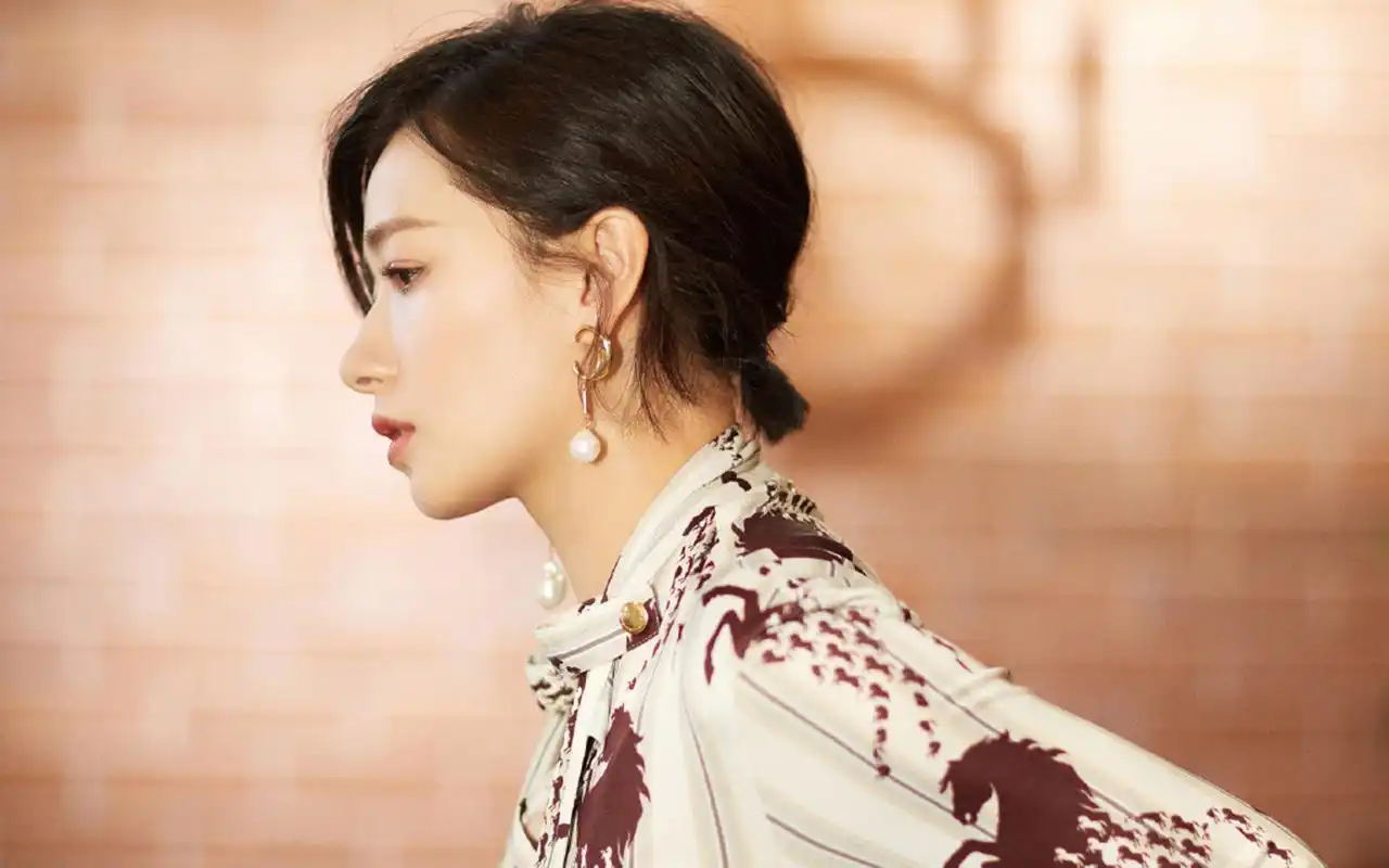 万茜优雅迷人写真图片桌面壁纸