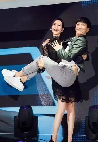 明星被公主抱的尴尬瞬间,网友:表情太销魂