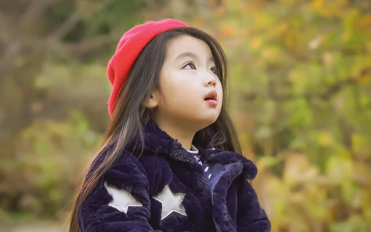 阿拉蕾冬日森林可爱写真高清壁纸