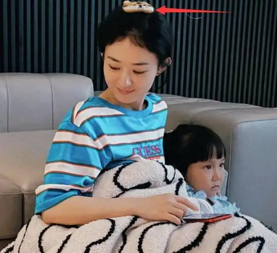 赵丽颖假期照片曝光宅家喝奶茶带娃很放松不化妆更显嫩