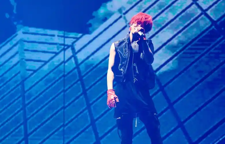 薛之谦"摩天大楼"登陆深圳 歌迷热情点燃全场