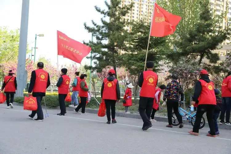 招远市老干部志愿者协会五一劳动节爱护金都从我做起公益活动