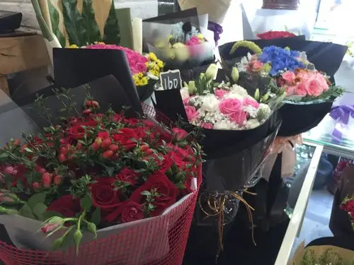 记者来到了位于养育巷的某知名花店,一踏进店门,虐狗的玫瑰花香便迎面