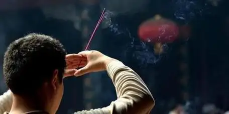 到寺庙拜佛烧香时,从那道门进?烧几支香?烧香时应注意什么?