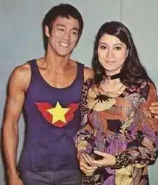 1973年,丁佩因李小龙死在家中遭遇谴责,为何嫁向华强后再无人敢说