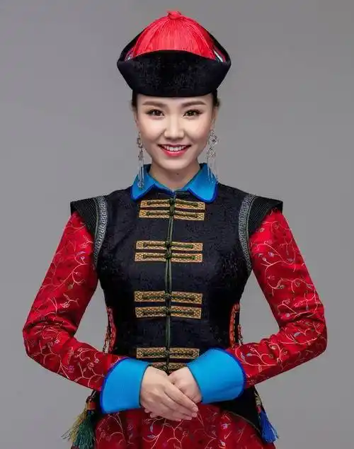 1995年2月8日出生于内蒙古自治区呼伦贝尔市,中国内地宇文克族女歌手