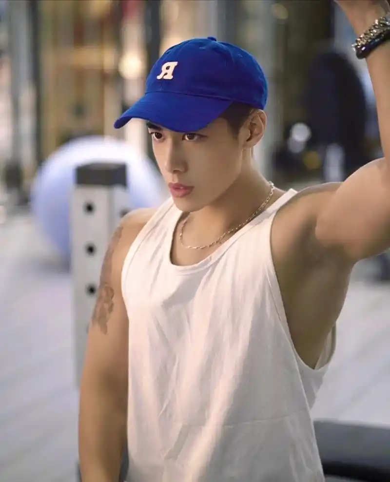 阳光大男孩#帅哥# #时尚穿搭# 姐妹们喜欢吗?