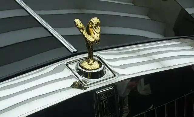 劳斯莱斯小金人纯金吗?