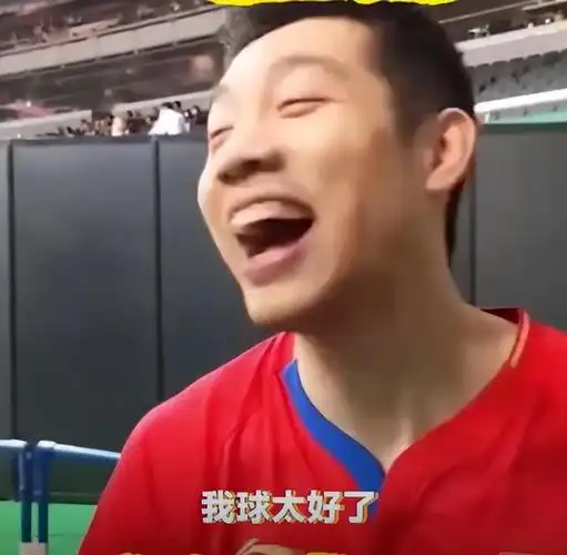 还挂在训练室里,真的公开处刑.比如这张.许昕的表情包也很出圈.