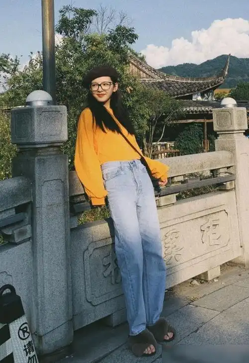 她酷似武大校花吴倩今穿毛衣配短裤对镜一笑甜美似初恋