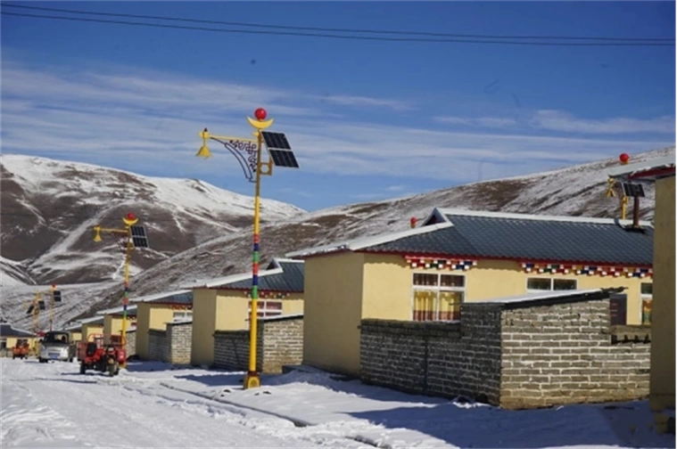 "五一节期间,到四川省甘孜藏族自治州色达县旅游的王丹惊叹于民族地区