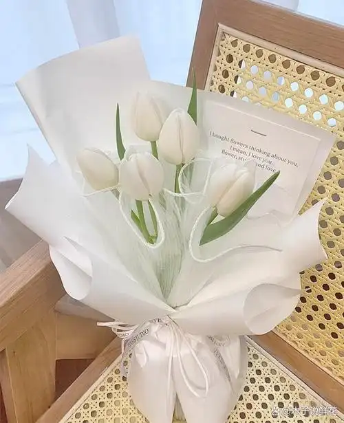 白色郁金香是一种美丽而高雅的花卉,送这样的花给女生,可以表达出深刻