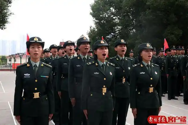 战略支援部队某部新兵团举行2019年度新兵授衔仪式