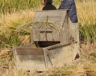 梦泽赤子 农村天地之农机具           这种形式的脱粒机,动力是人力