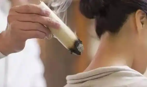 根治颈椎的秘诀:灸通一经三穴 解开阎王锁!_艾灸