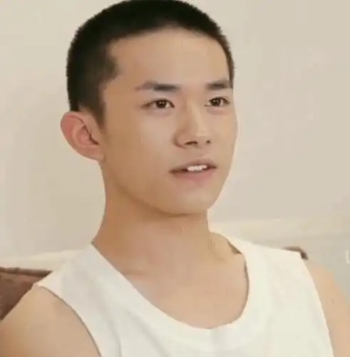 易烊千玺为新电影剃光头,背后的故事令人泪目