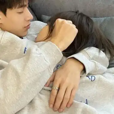 比较暧昧的图片-情侣头像 - 壁纸之家