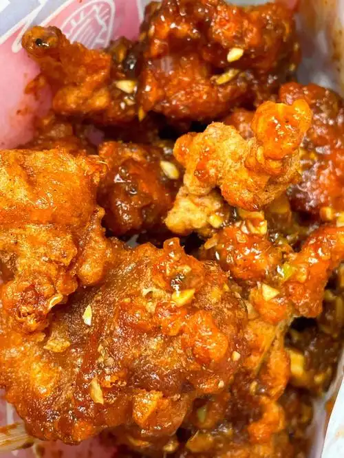 在线表演吃蒜香炸鸡