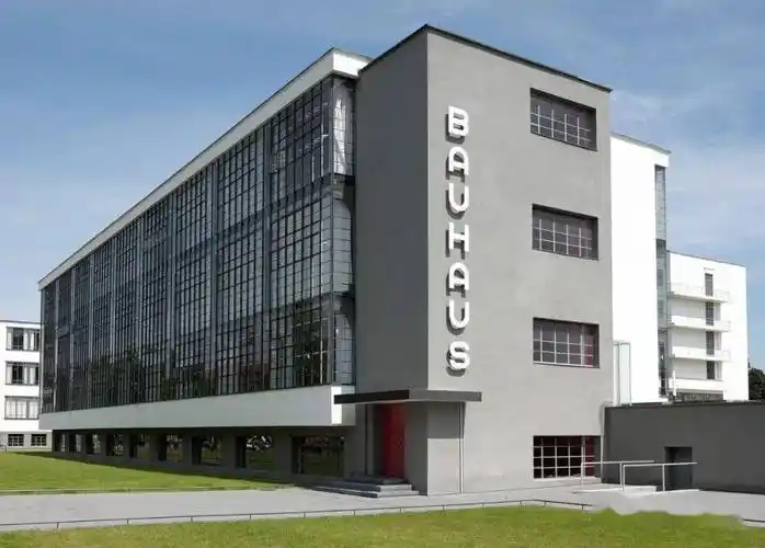 "公立 a target="_blank" href="/item/包豪斯学校">包豪斯学校 /a>"