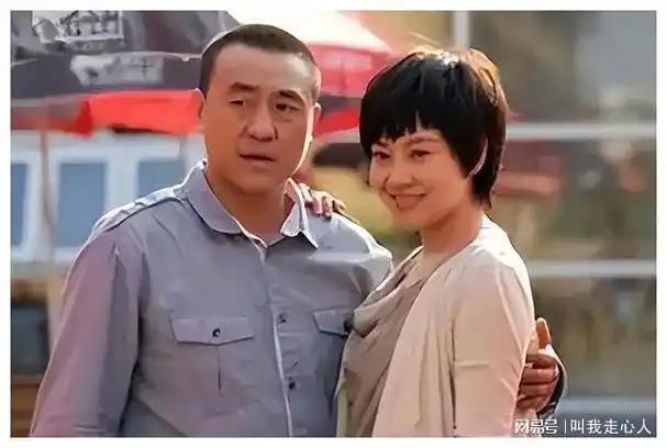 演员何冰:为何结婚几十年0绯闻?看看妻子是谁就知道了