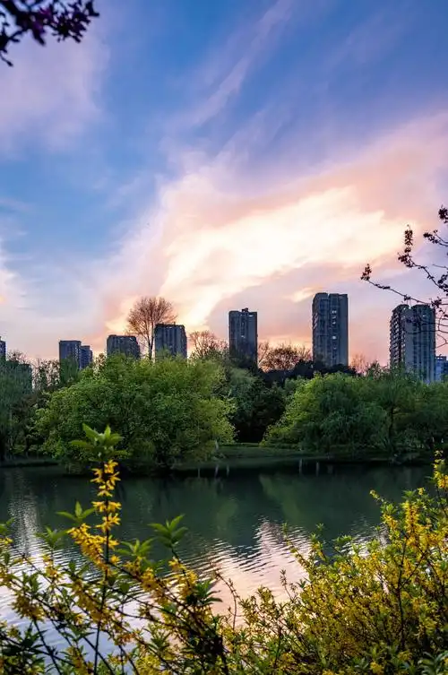 阳春布德泽 万物生光辉