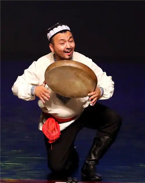 (维吾尔族经典民乐手鼓独奏《庆丰收》,欢快的鼓点引得观众热情互动.