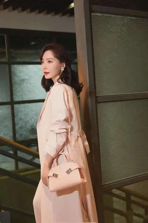 陈数也太会撩了吧穿粉色风衣套装凹造型迷人又性感