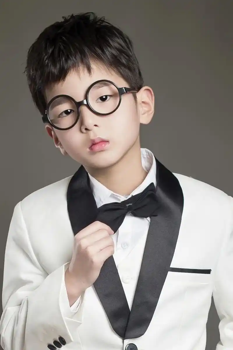 帅帅的小男孩忧郁的小眼神#蕲春儿童摄影 #蕲春约拍#儿童肖 - 抖音