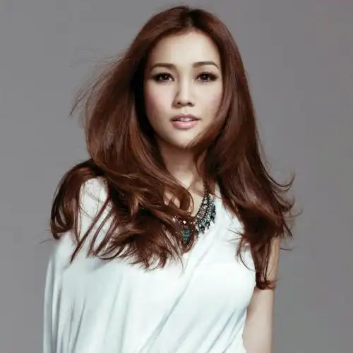 图集谢安琪,1977年3月13日出生于香港,中国香港女歌手,演员,毕业于