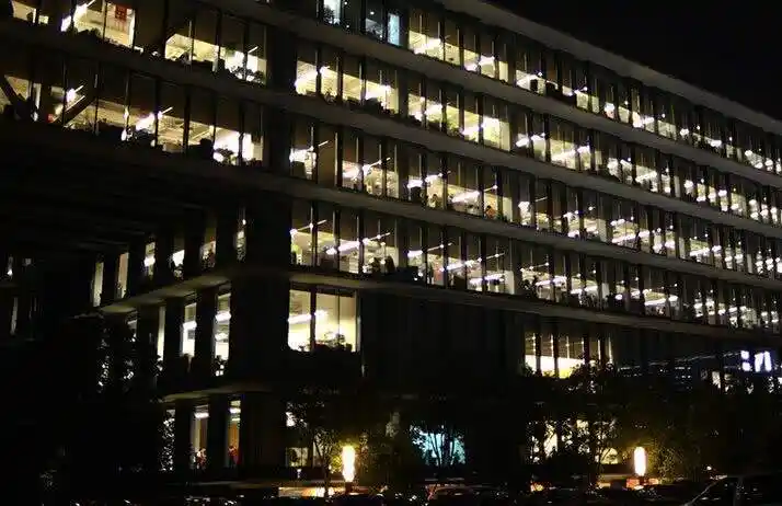 丰盛晚餐,打车报销,办公室放床垫,员工自己晒加班福利……都是it公司