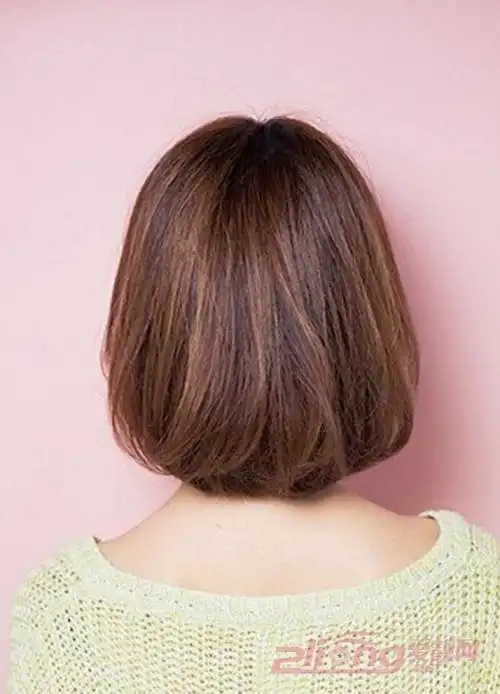 以a字型修剪在发尾加入弧度处理,背面也能隐约看到