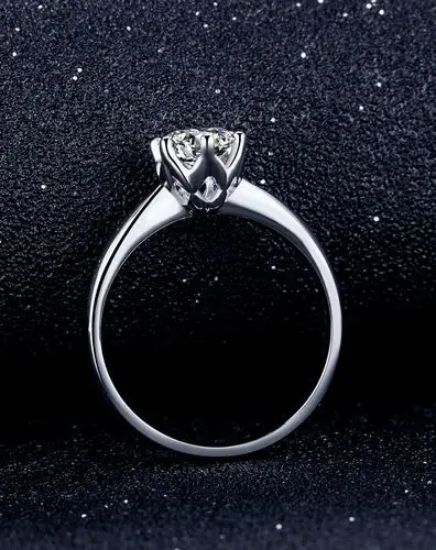 周六福30分fg色白pt950六爪钻石戒指