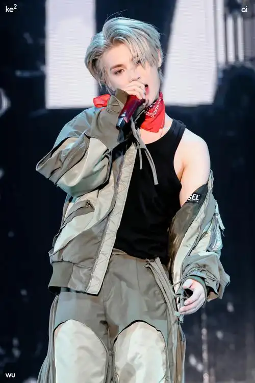 黄明昊贾想世界演唱会