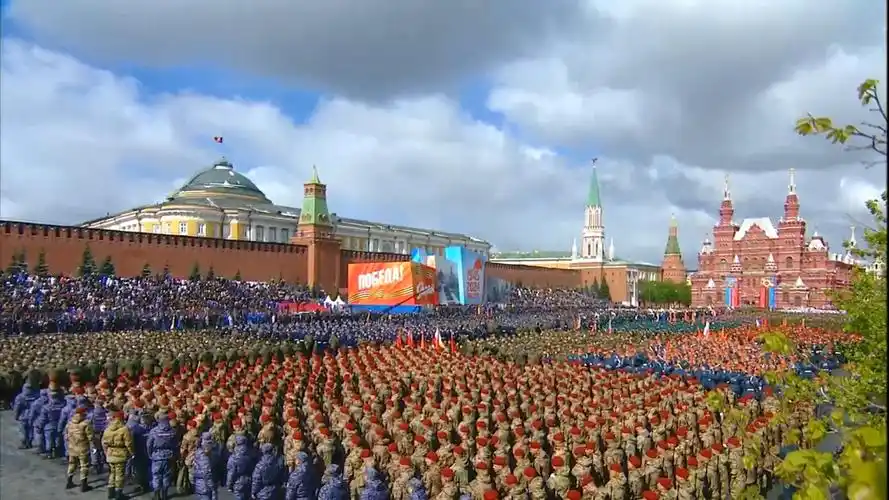 俄罗斯红场阅兵式即将开始:受阅方队集结完毕