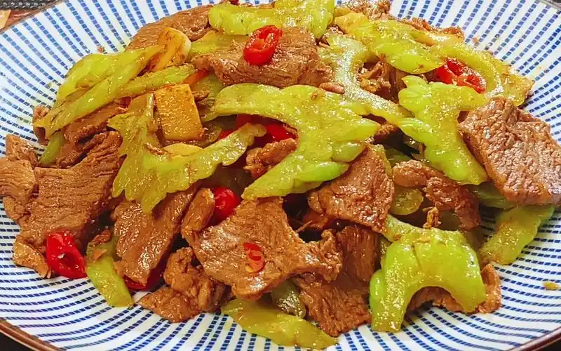 苦瓜炒牛肉好多人都做错了,大厨教你几个小技巧,鲜香滑嫩超解馋