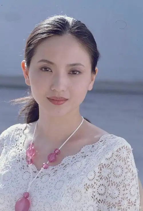 在娱乐圈中,爱情如过眼烟云,闪婚闪离屡见不鲜,但陶慧敏却守寡十年,她