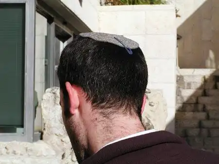 组图犹太人戴的小帽子是如何戴住的