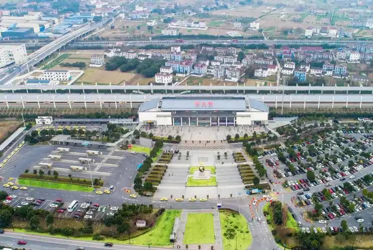 《高铁桐乡站》李力群摄于2017年