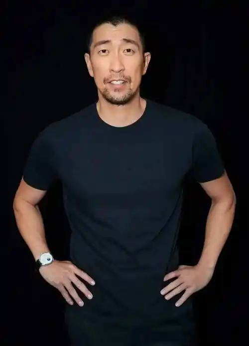 王千源为戏练出迷人腹肌,外形不输年轻人,步入中年更有魅力了_吴彦祖