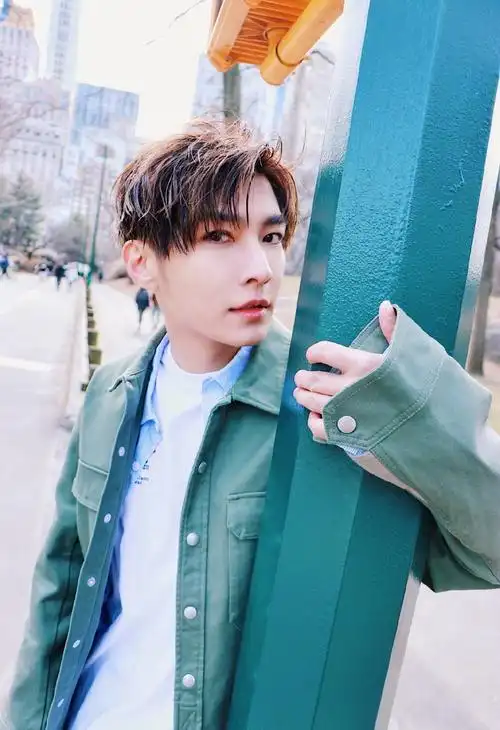 原创34岁炎亚纶早春穿搭出炉三层次上衣配牛仔裤又酷又盐的少年风