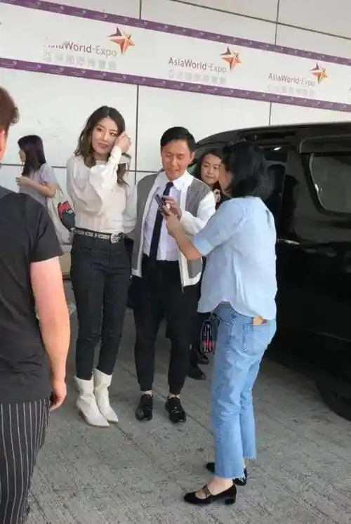 陈慧琳被偶遇的现场照,49岁还这么年轻漂亮,身高还特别高!