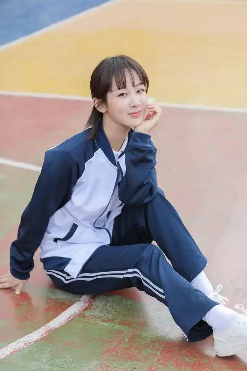 下面这身搭配,杨紫穿的是一身休闲运动服,这身衣服有点像校服的款式