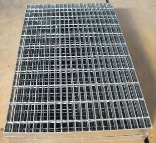 用10毫米厚的铁板做沟盖板,水沟宽度70厘米,能承受