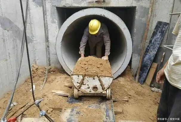 你说的"顶管"其实是定向钻,真正的顶管是这样的