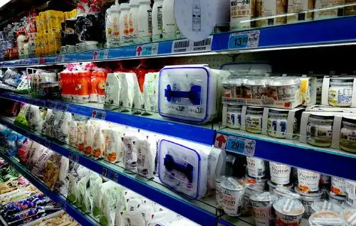 超市货架上琳琅满目的酸奶.