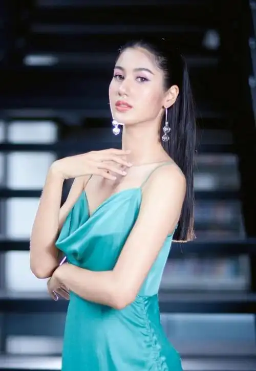 chansamorn)绰号"pinkploy",是泰国最炙手可热的女演员之一