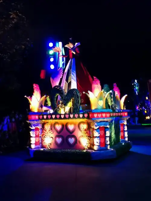 上海迪士尼乐园的花车与烟花