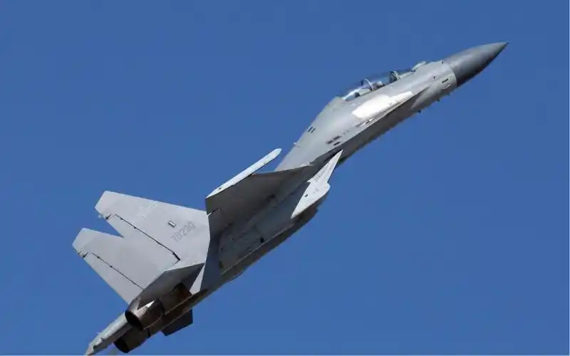 航母降落歼十五舰载机南海驱逐敌机保卫祖国