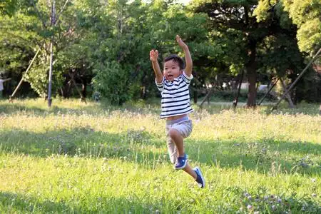 奔跑的婴儿图片